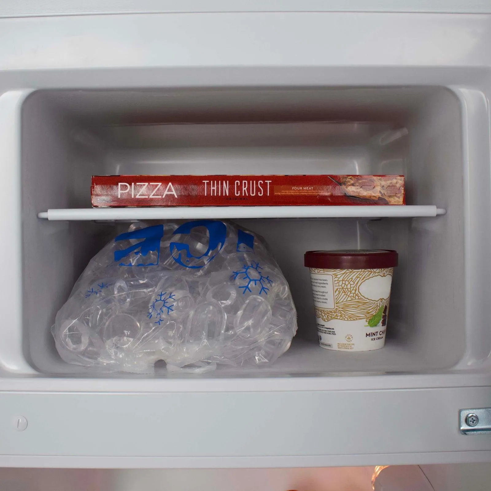 RA730B0W Avanti Apartment Refrigerator, 7.3 cu. ft - White / 7.3 cu. ft.