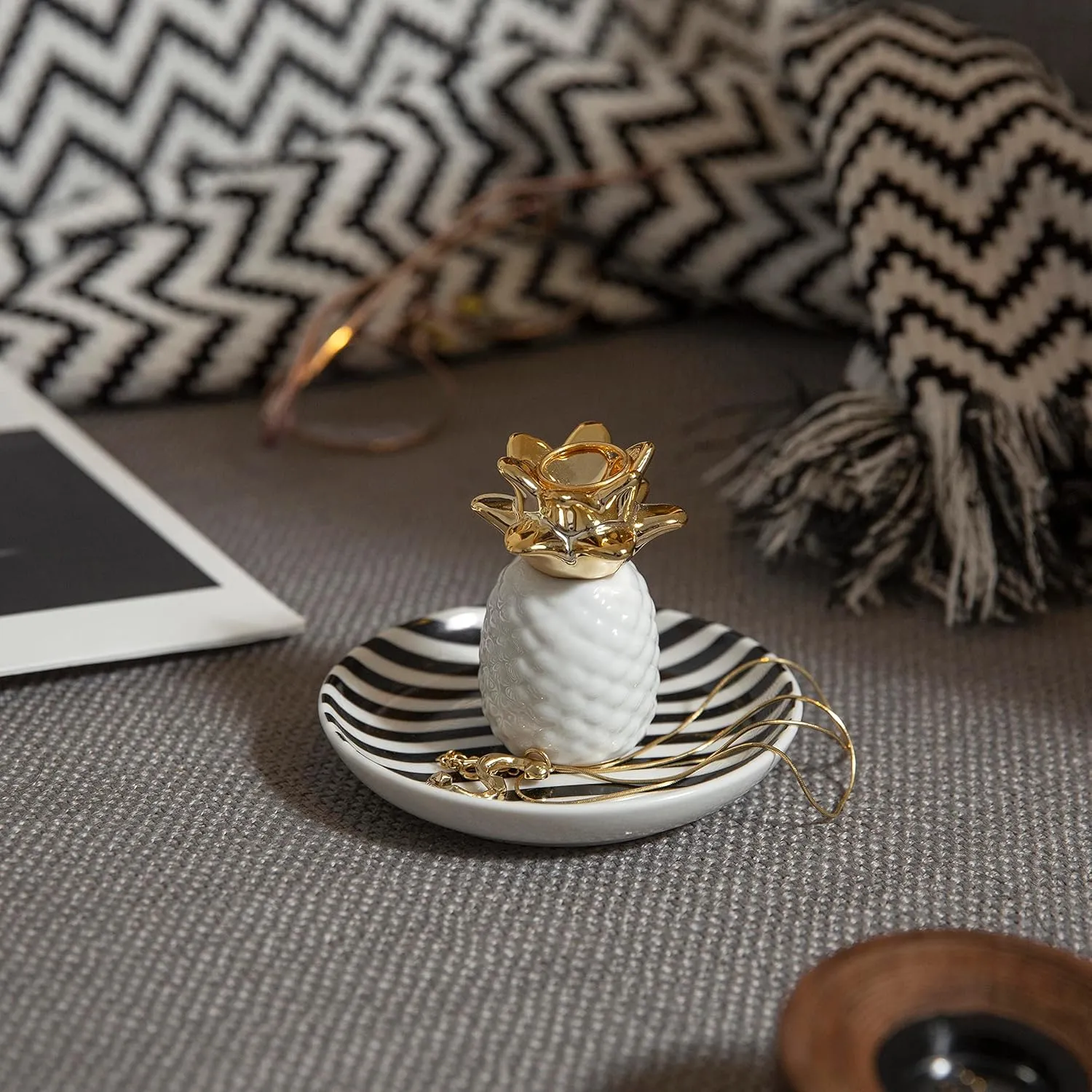 White Pineapple Ring Holder for Jewelry, Ceramic Jewelry Holder Dish Trinket Tray For Rings Earrings Necklace Organizer, Christmas Birthday Bridesmaid Gifts for Women mother Friends